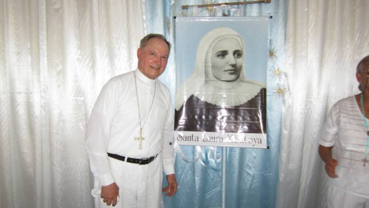 Monseñor Jaramillo en el salón parroquial Santa Laura.