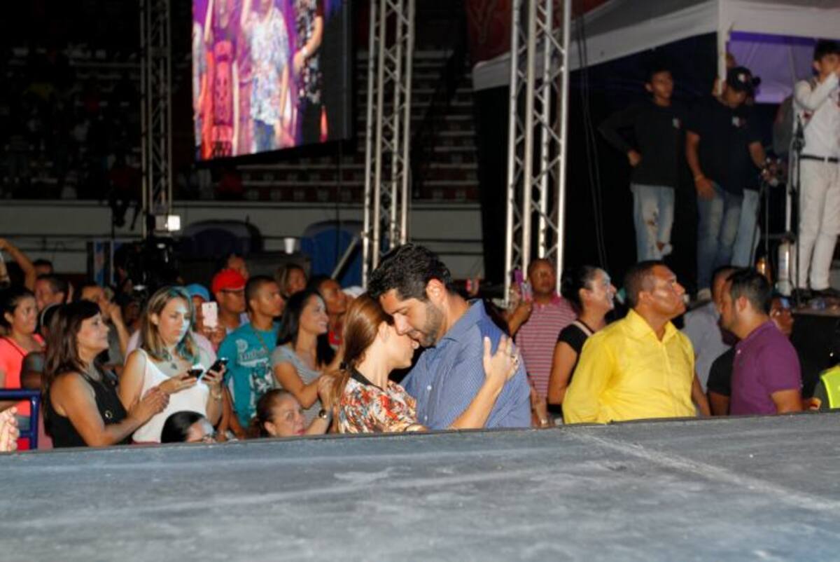 ¡El parejo que yo necesito…;!Muy acarameladitos en la Plaza de Toros vi al alcalde, Dioni Vélez, y a su esposa, Mary Victoria Donado, durante la noche de la elección y coronación de la Reina de la Independencia…; ¡Ayyy…; Dioni iba con los ojitos cerrados…; concentradito…;! Así es que quiero yo un parejo…; y no uno de esos que cuando uno se da cuenta se lo van llevando para el rincón…; a bailar champeta…; ¡No mija…; ya yo no estoy para esos trotes…;! EL UNIVERSAL