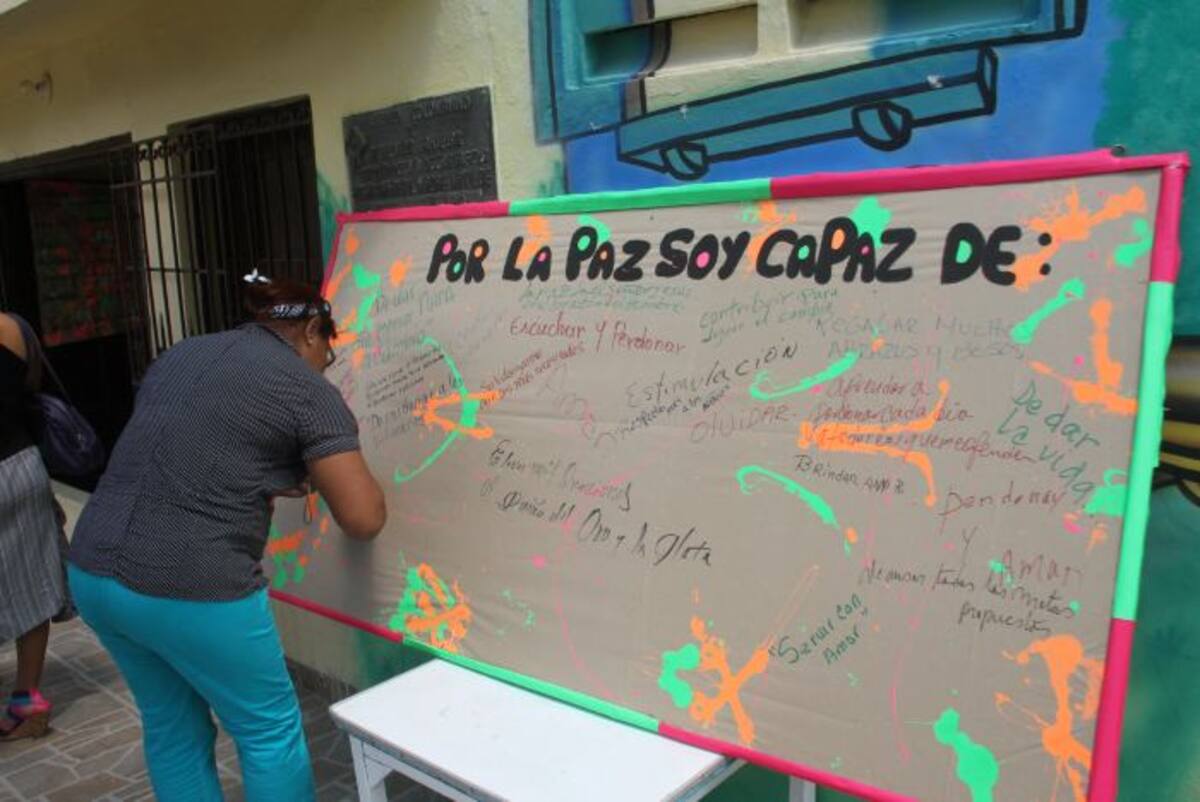 En la entrada del Hogar infantil hay un espacio destinado para que las personas escriban qués son capaces de hacer para lograr la paz. JORGE PUERTA - EL UNIVERSAL