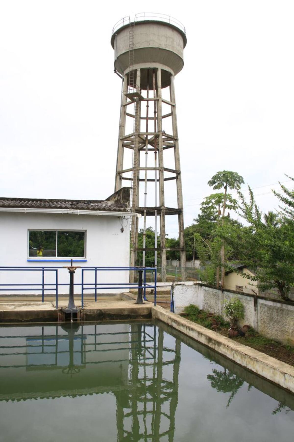 El acueducto de Mahates bombea agua a 2.500 usuarios, conectados legalmente, más esos que no pagan el servicio por no recibirlo a diario. Julio Castaño