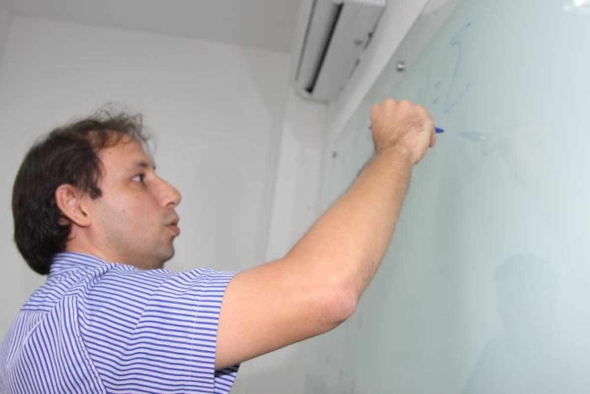 Su interés en la investigación se dirige a los fundamentos de la mecánica cuántica. Cortesía