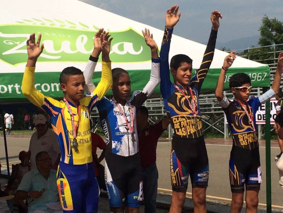 Adrián Mendoza Salcedo, Club Patín Veloz de Sincelejo, primero de izquierda a derecha, medallista de plata. Cortesía