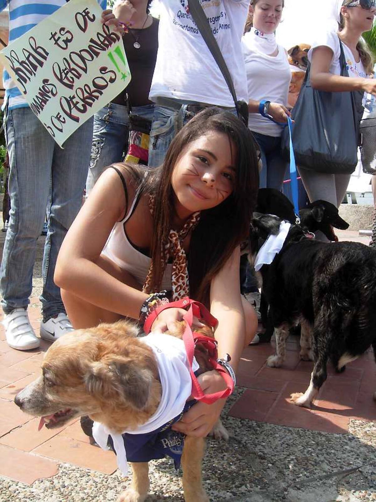 Niños con sus mascotas.