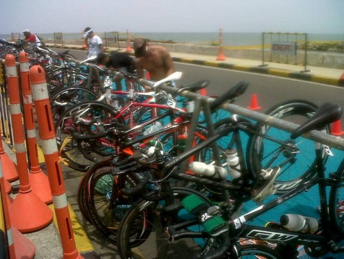 400 atletas participan en la VI Copa Colombia de Triatlón que se cumple en Cartagena. JULIO CASTAÑO - EL UNIVERSAL -