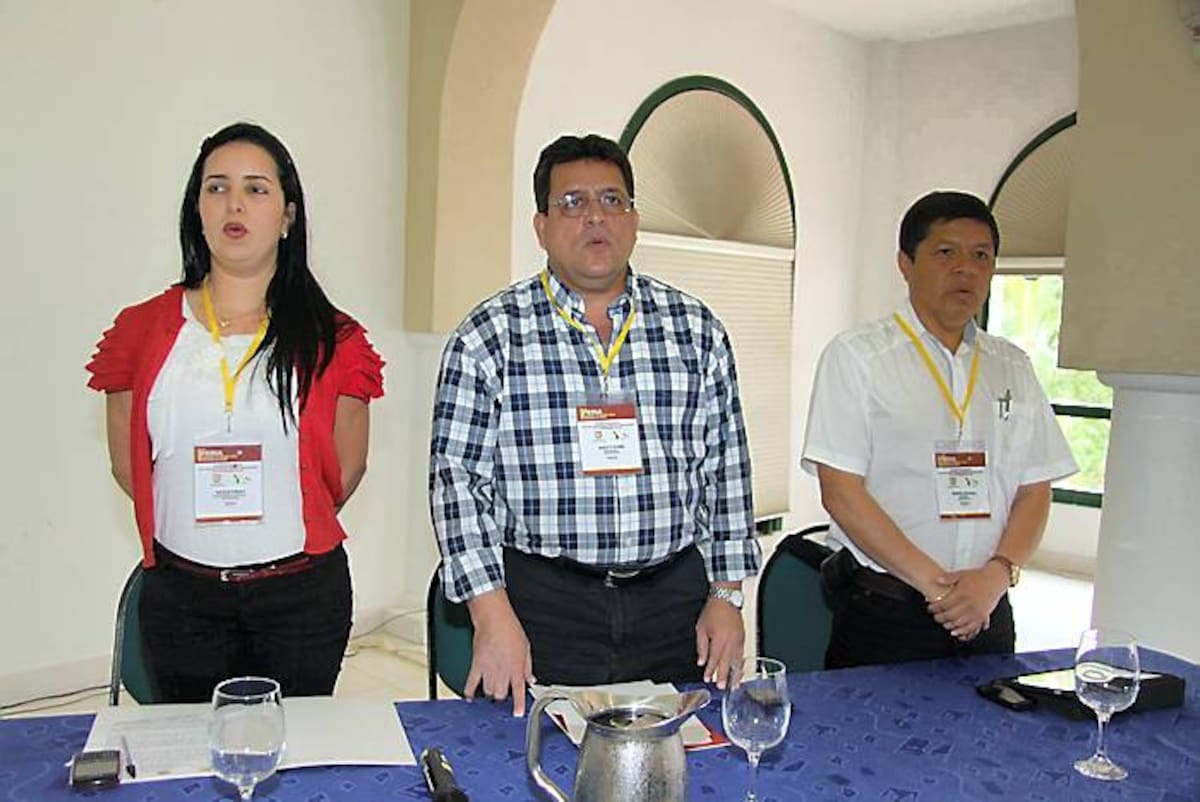 En la foto, Natalia Piñeres, secretaria encargada de Minas y Energía de Bolívar, el gobernador de Bolívar, Alberto Bernal Jiménez y Manuel Enríquez Rosero, senador de la Comisión Primera del Congreso de la República. LUIS F. OCAMPO CORTESÍA