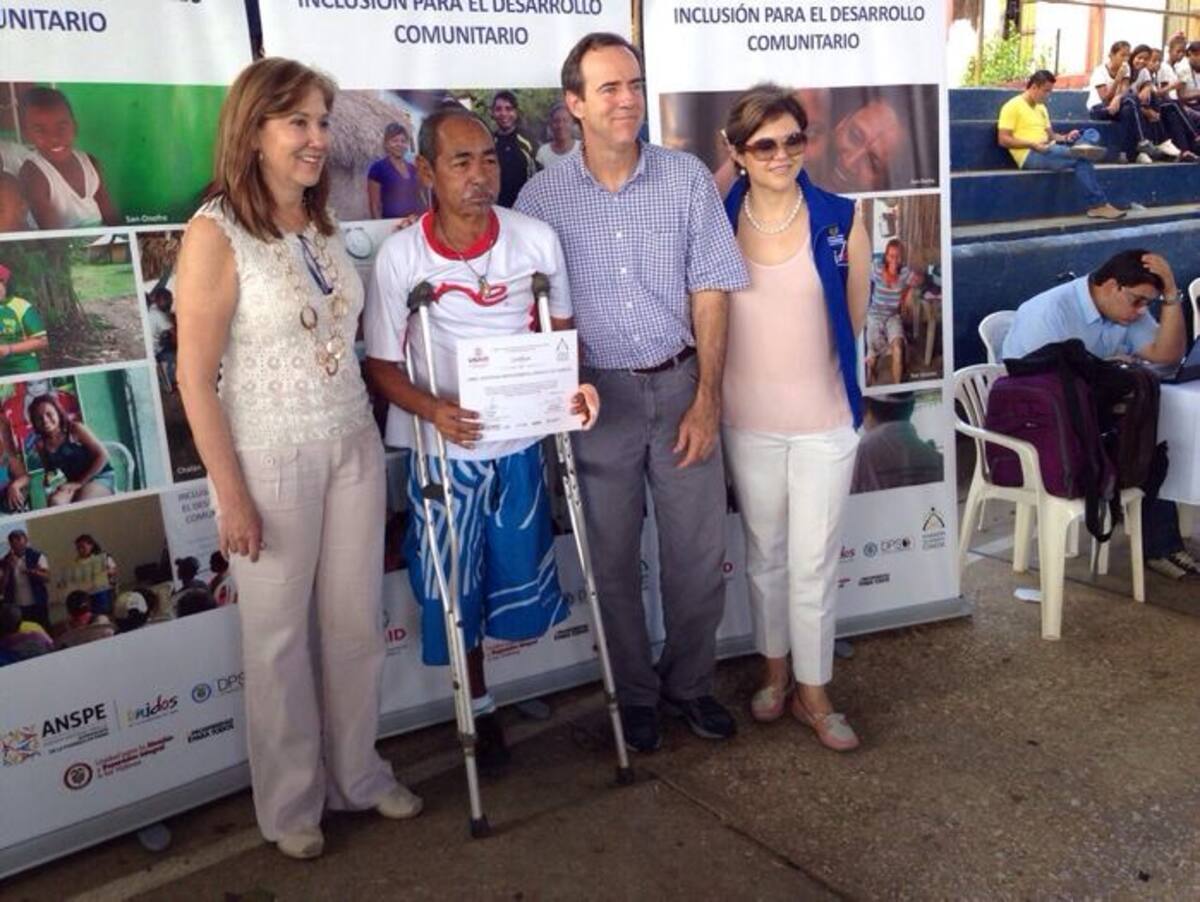 Soraya Montoya, directora de la Fundación Saldarriaga Concha; Peter Natiello, director de Usaid en Colombia, y Carolina Blackburn, directora de Inversión Social Privada de Anspe, durante la entrega de certificación a los beneficiarios. Cortesía