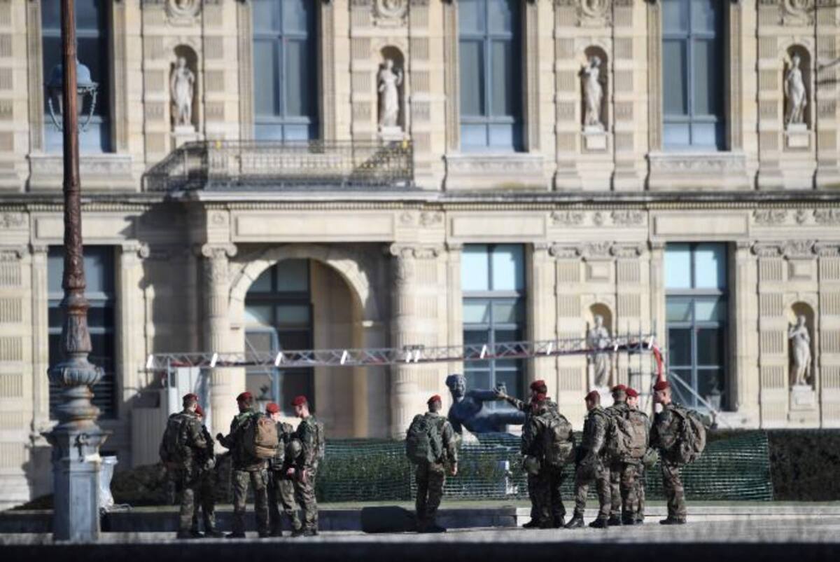 Militares uniformados patrullan cada día las calles de la capital francesa y sus principales atracciones turísticas. AFP