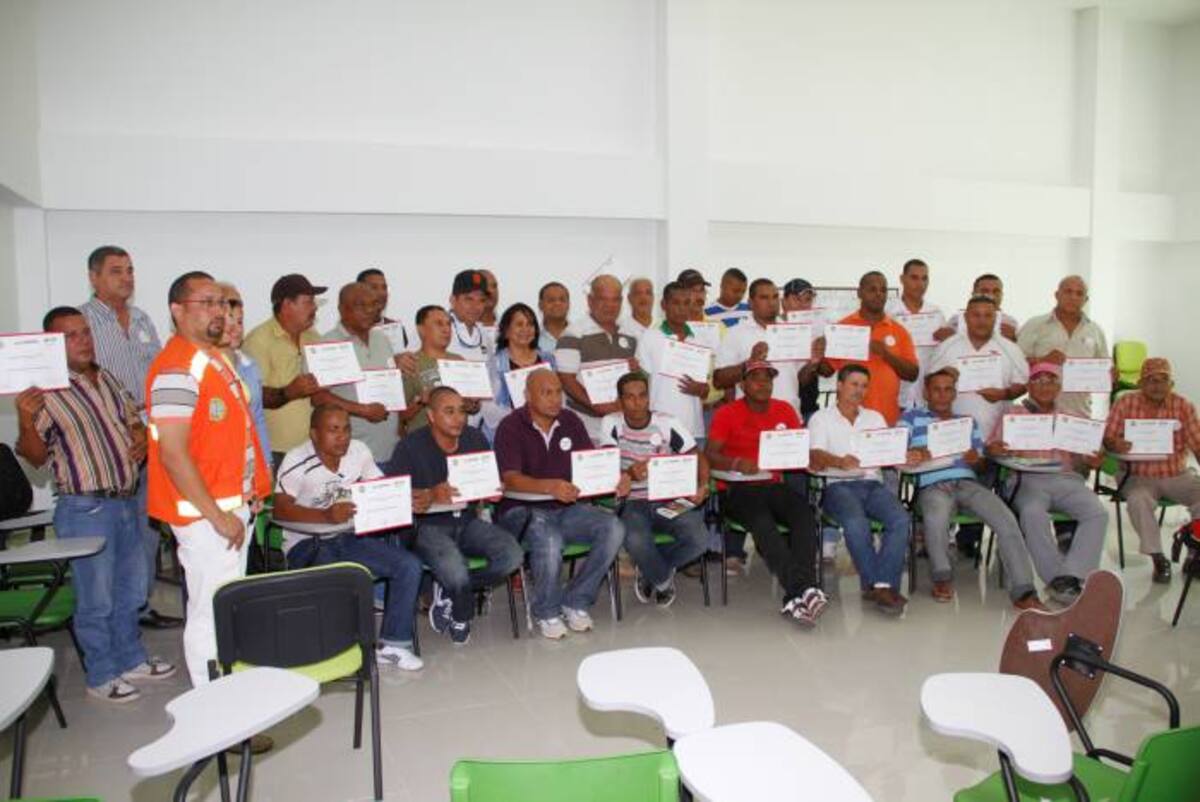 Primer grupo de conductores de busetas y buses certificados en manejo defensivo