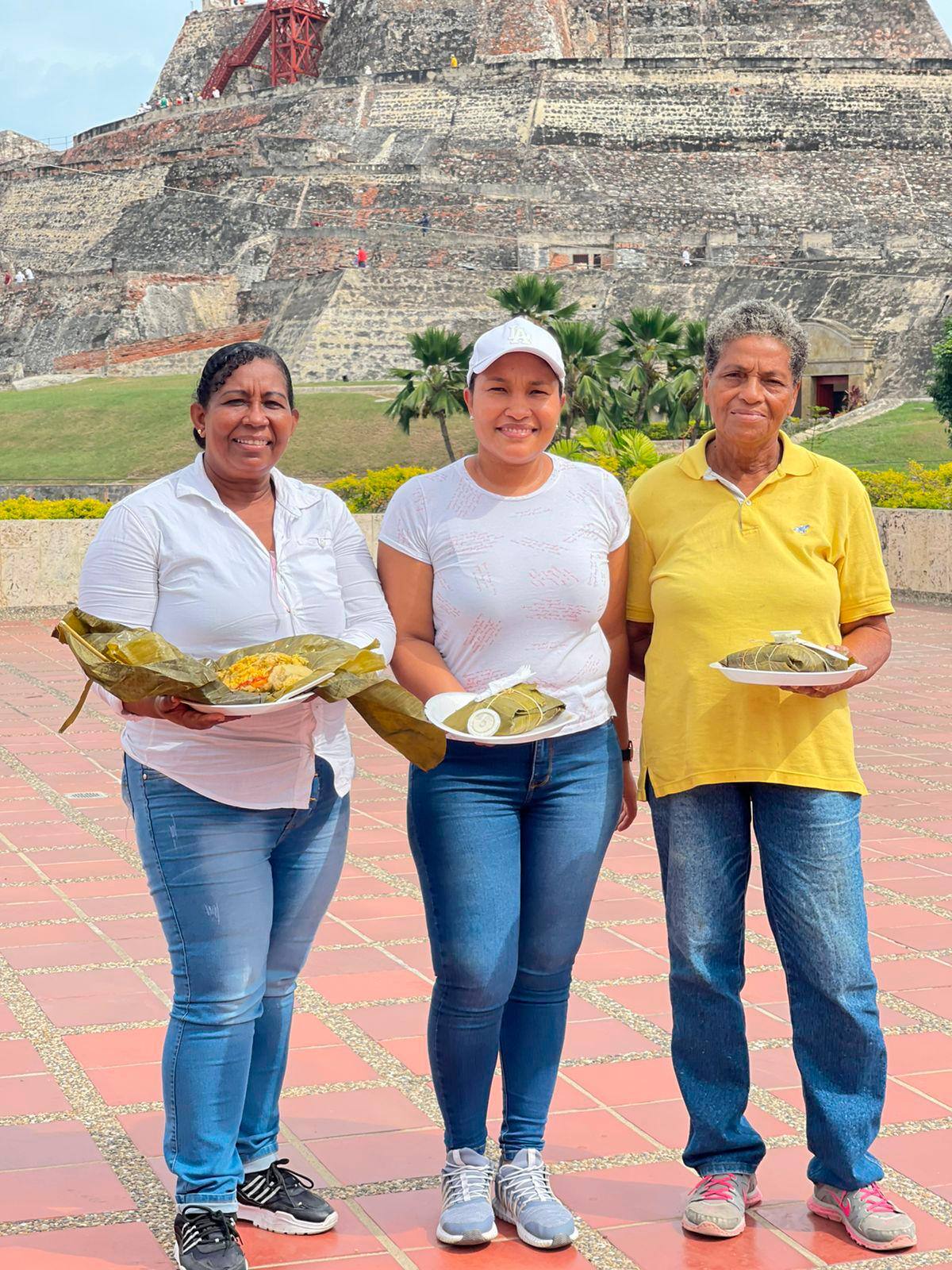 De izquierda a derecha: Somaira Urueta, Yolima Martínez y Magdalena Dau, participantes del Festival del Pastel Cartagenero. // Foto: Nayib Gaviria.