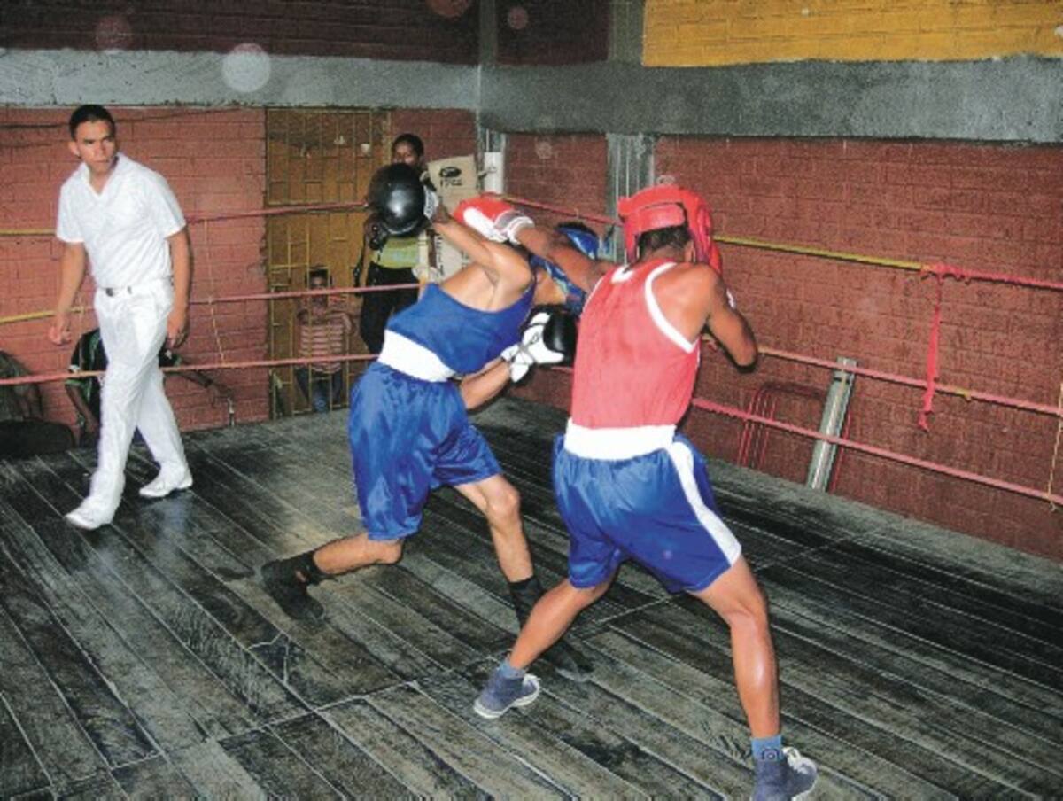Niños y jóvenes vienen participando en las paradas de boxeo “Golpes de la Esperanza” en las que se registran fuertes combates en el coliseo Miguel “Happy” Lora. CORTESIA