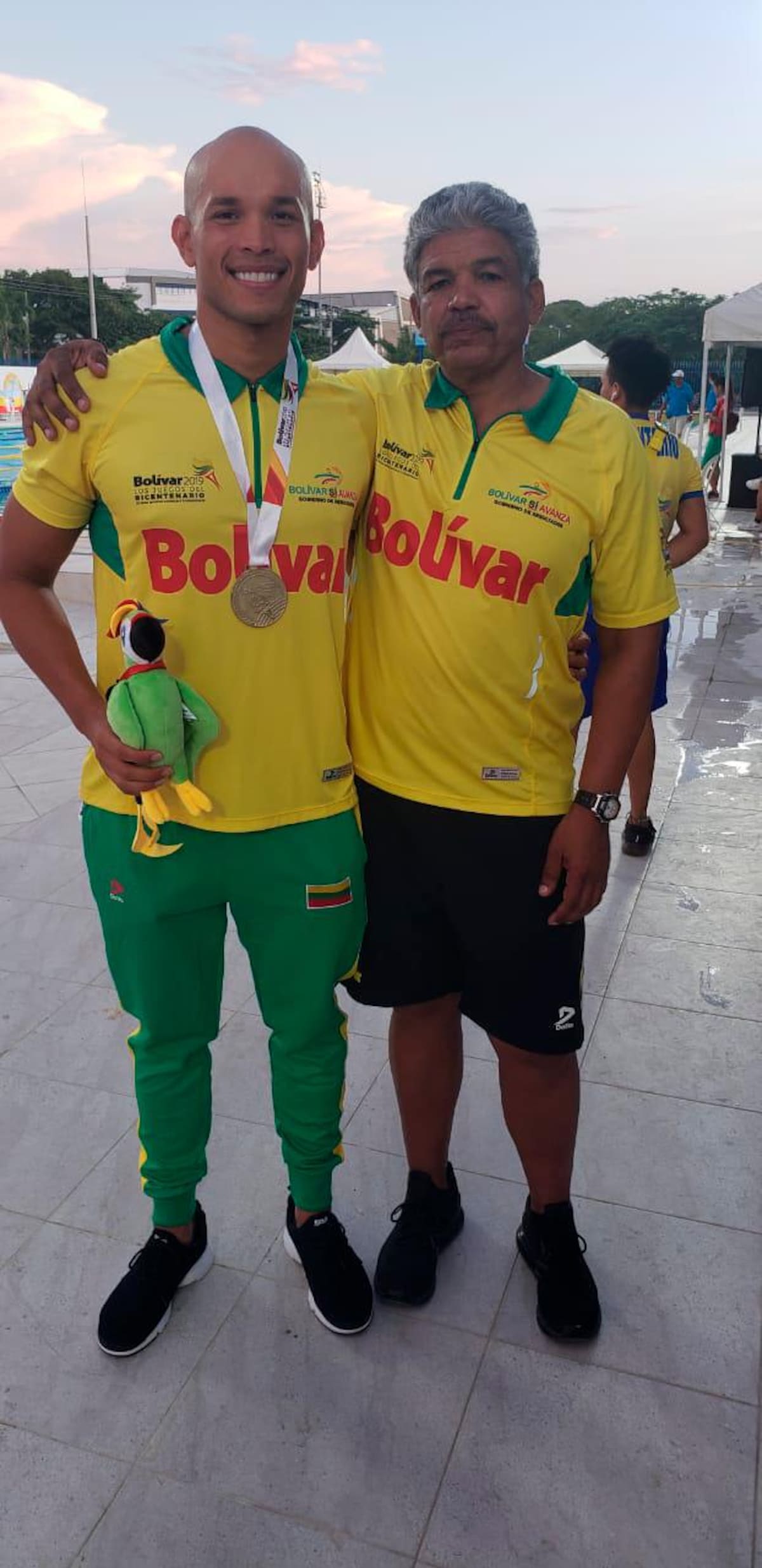 Elías Del Valle (derecha) junto a Julio Galofre, ganador de dos medallas de oro en activiaddes subacuáticas. //archivo