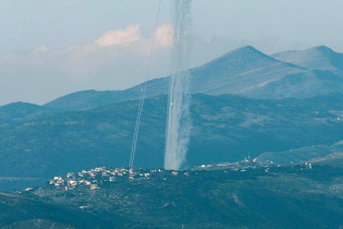 Israel lanza segundo ataque en noreste de Líbano tras 100 cohetes de Hizbulá