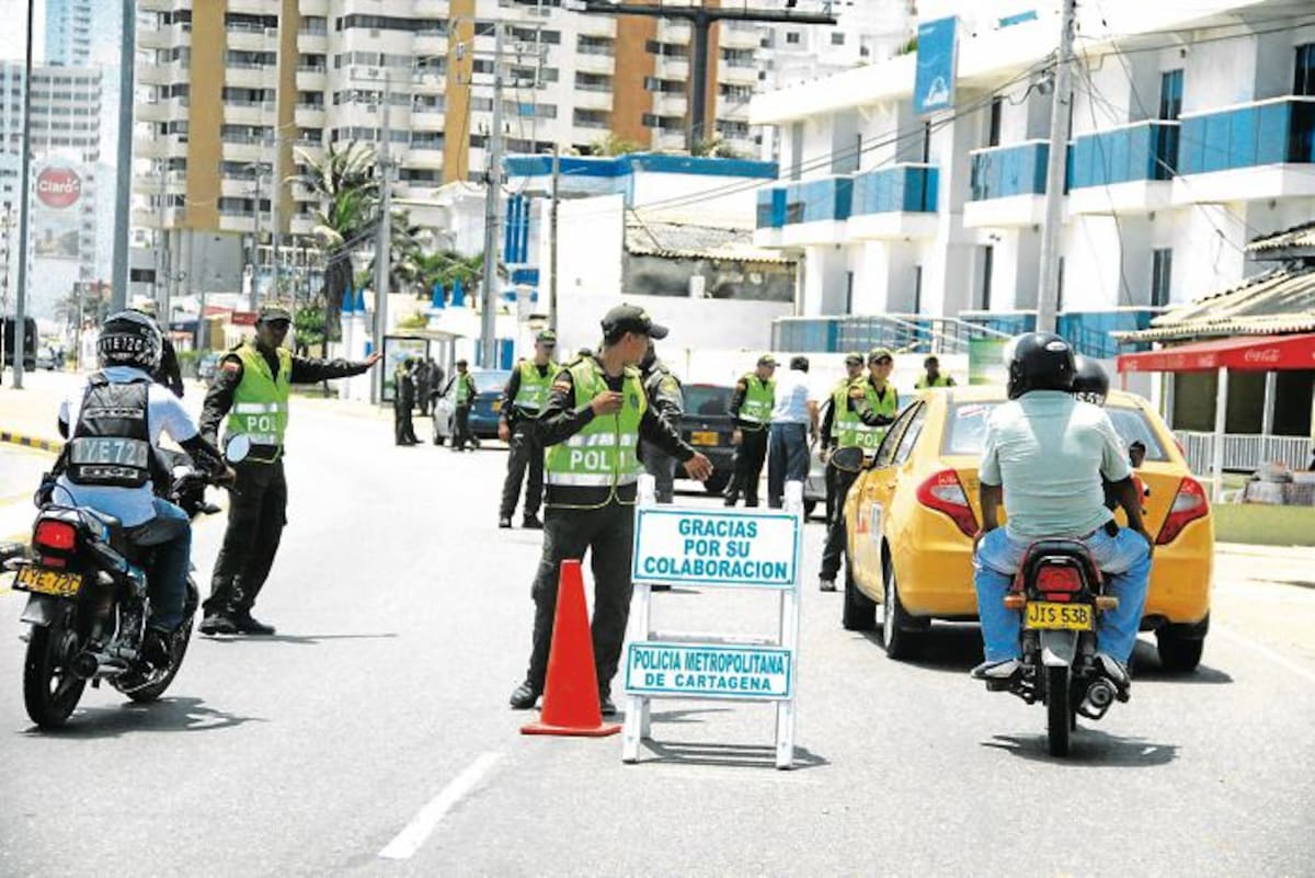 A pesar de que a los conductores de motocicletas se les concedió llevar parrillero hasta las 6 p.m del sábado (después de lo establecido en el decreto) hubo quienes aún así infringieron la norma, por lo que les fueron inmovilizadas las motos.