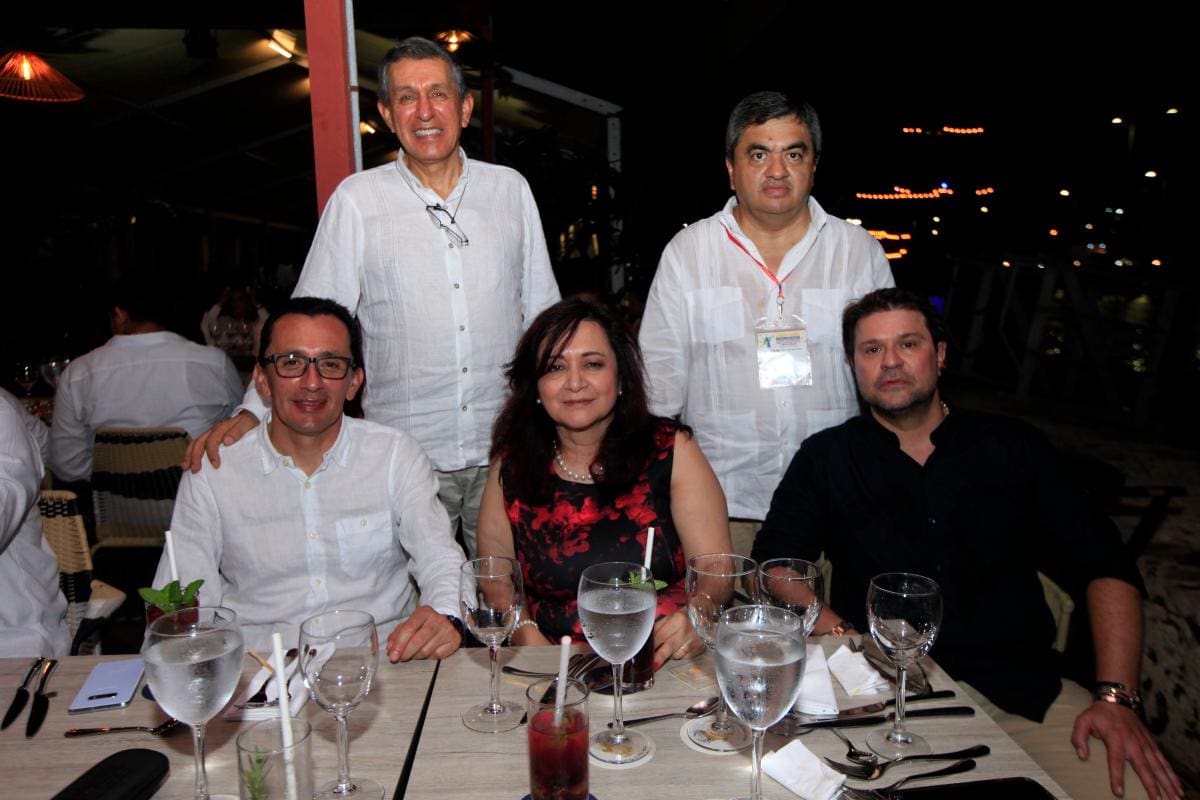 Édgar González y Oscar Amaya. Sentados. Enrique Avella, Mirían Gutiérrez y Juan Carlos Expósito.