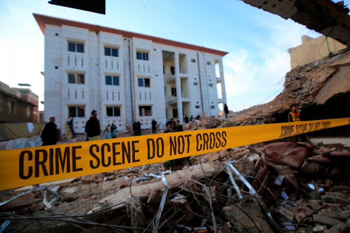 Escaló a 100 el número de muertos: atentado suicida en Pakistán