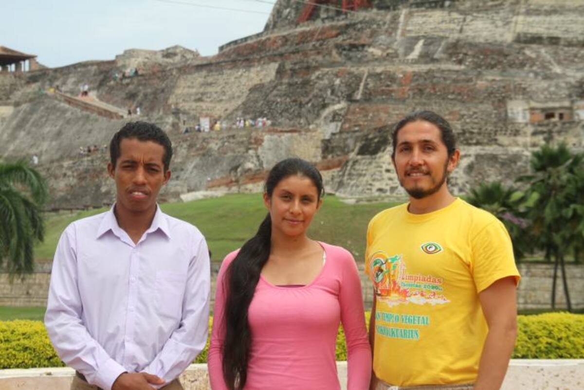 Grupo de taoístas que se encuentran en Cartagena promoviendo un estilo de vida saludable. De izquierda a derecha: Hasafel, Lah y Lauedvon. DANIELA BUELVAS - EL UNIVERSAL