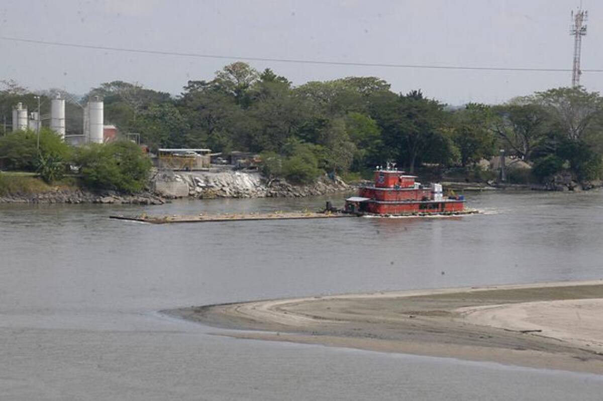 La navegación por el río Magdalena entre Barrancabermeja y Pinillos es restringida. Colprensa.