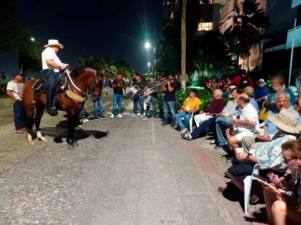 Caballistas a su paso por Castillogrande. //Foto: Zenia Valdelamar - El Universal
