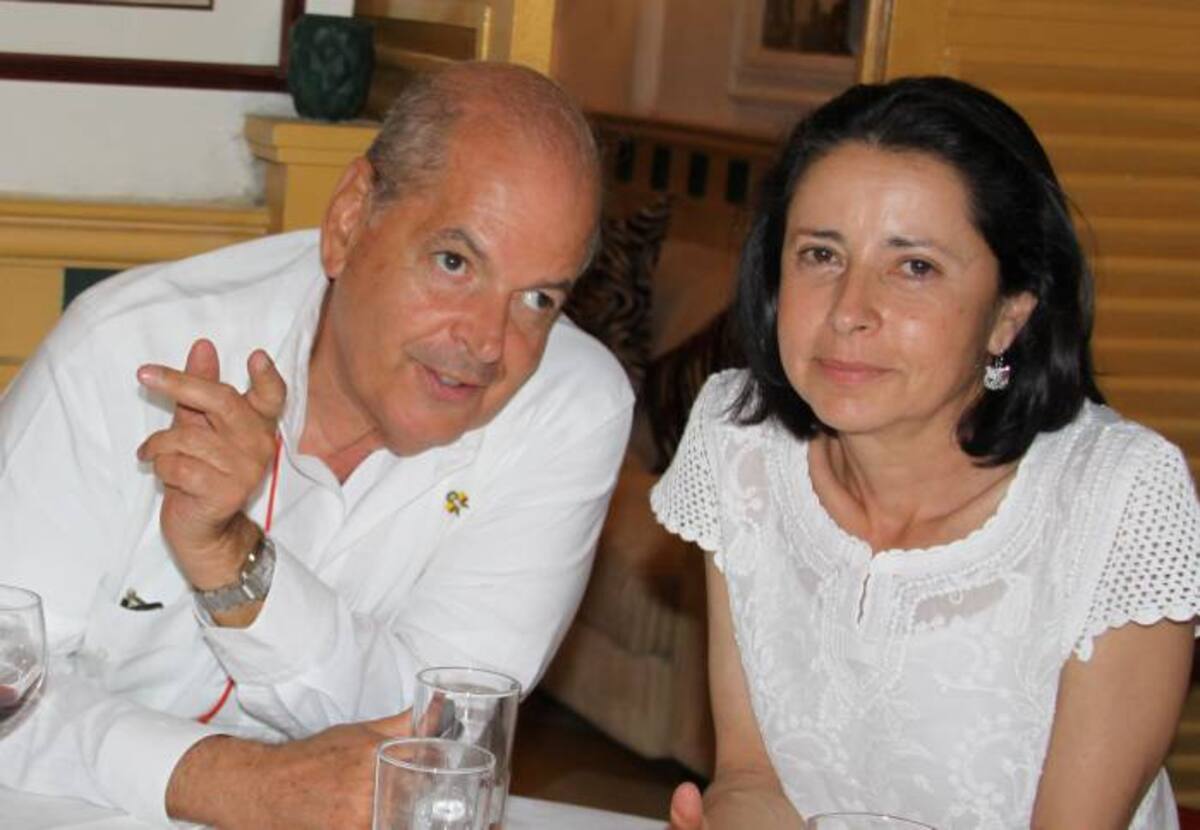 Raymundo Angulo, presidente de la Corporación Reinado Nacional de la Belleza, junto a la exprimera dama, Lina Moreno de Uribe. ARCHIVO