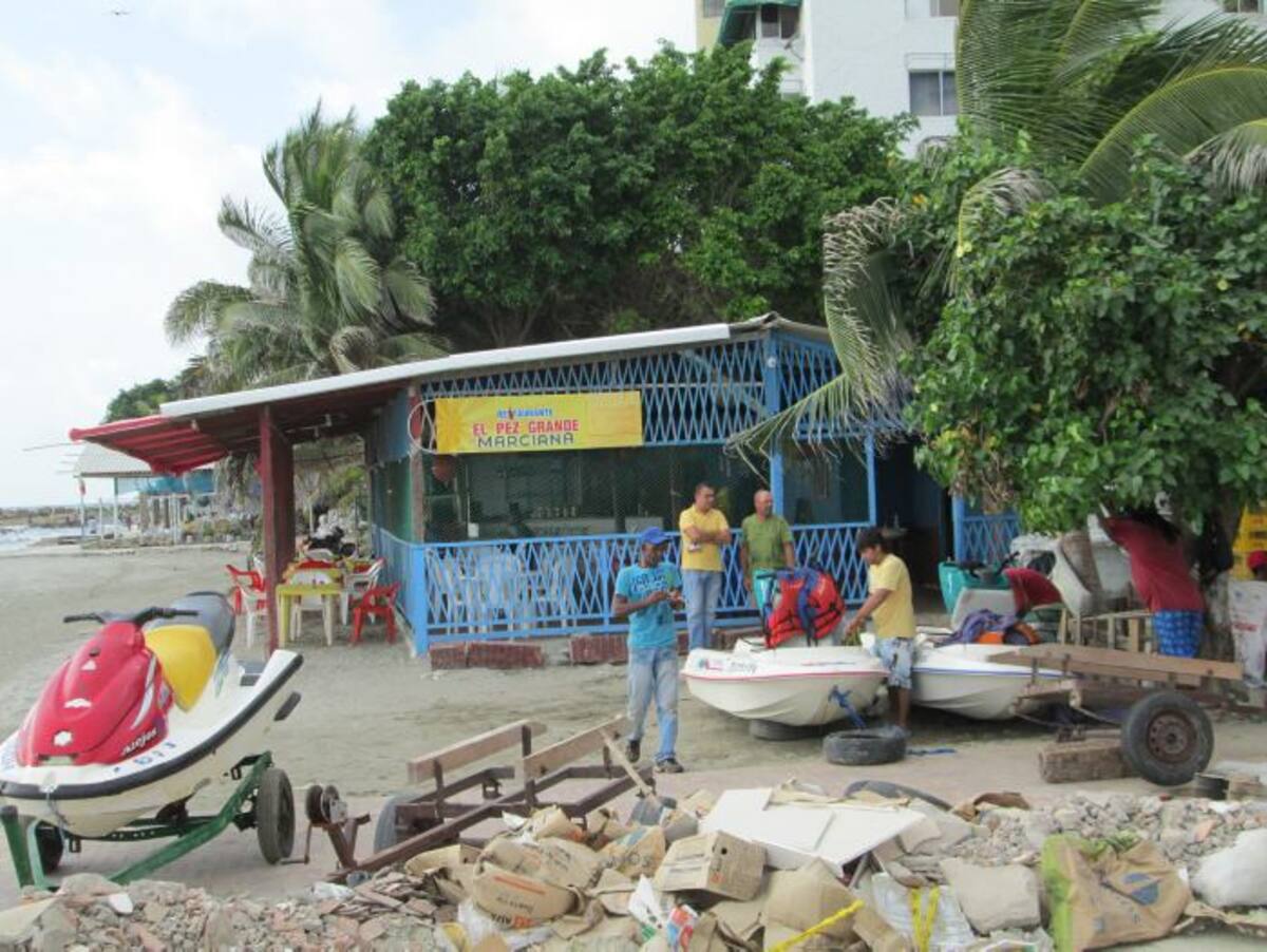 Los operarios de los jet ski siguen laborando en un sector de playas de El Laguito. PEDRO TORRES, GENTE BAHÍA – EL UNIVERSAL