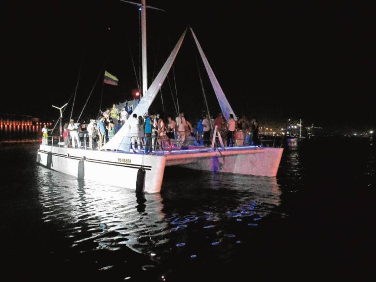 El fin de semana se puso en marcha la nueva iniciativa turística de brindar tours nocturnos por la Bahía de Cartagena. Éste, el catamarán Maxicat. PEDRO TORRES, GENTE BAHÍA - EL UNIVERSAL