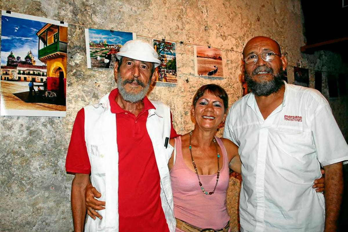 Flores al mar, tumbas entre las olas: Crónica de despedidas