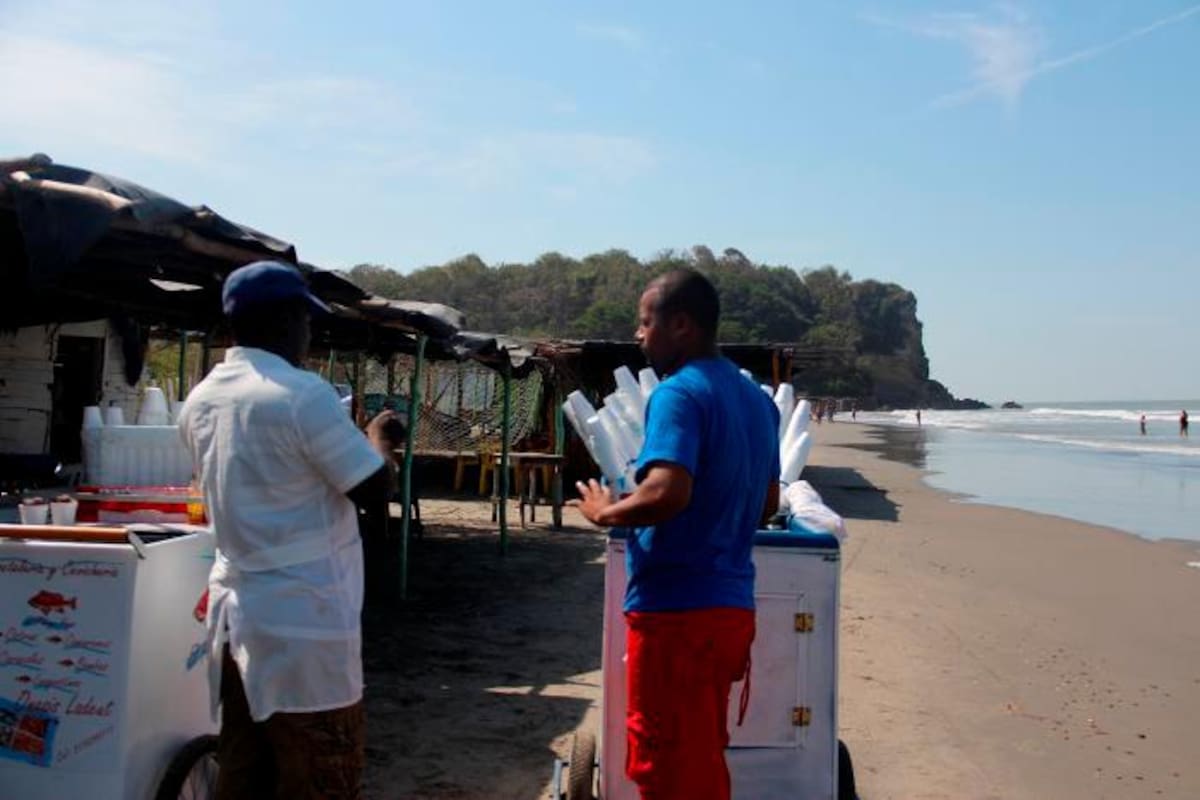 Denuncian cobro excesivo a turistas en playas de Manzanillo del Mar
