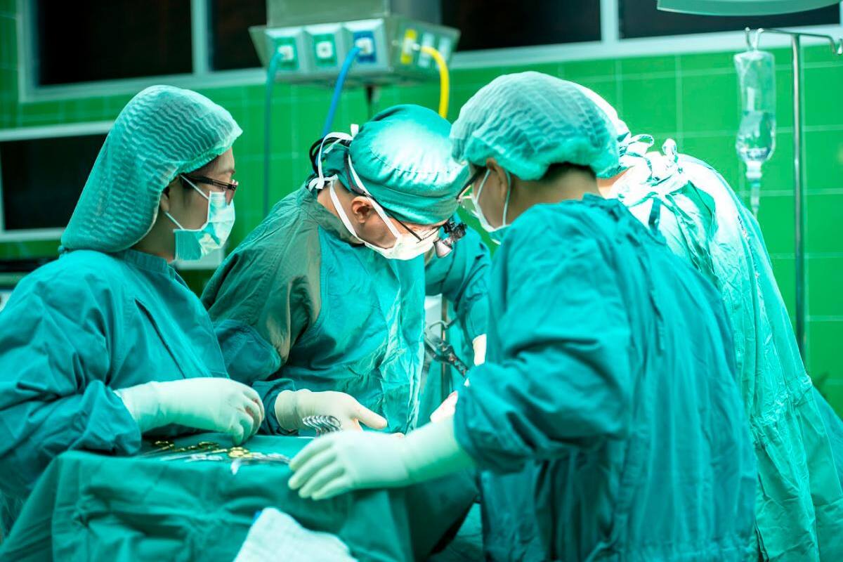 ¡Insólito! Hombre se hizo pasar por cirujano plástico durante 15 años