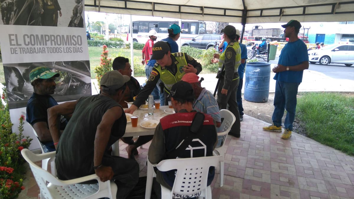 La Policía Metropolitana en la jornada de entrega de alimentos y charlas de rehabilitación a los habitantes de la calle del sector de Ceballos.//Cortesía.
