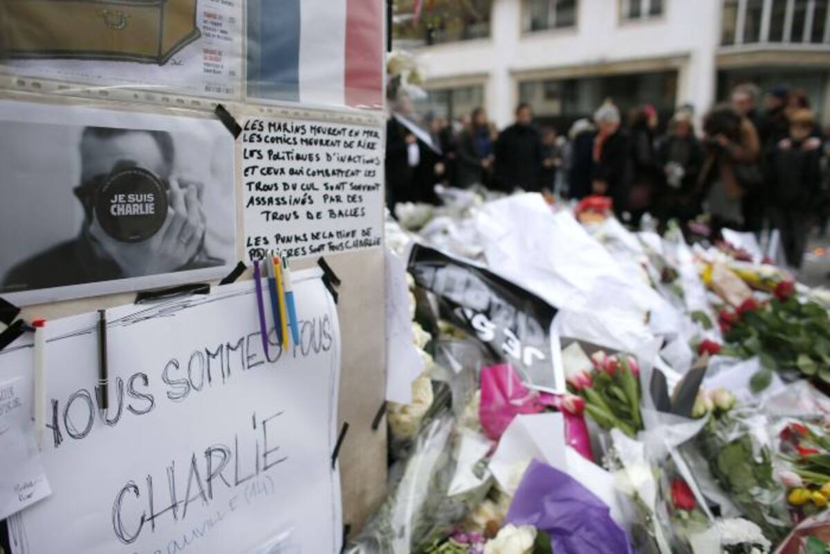 Flores y mensajes son dejados a las afueras de la sede del semanario Charlie Hebdo. AFP THOMAS SAMSON