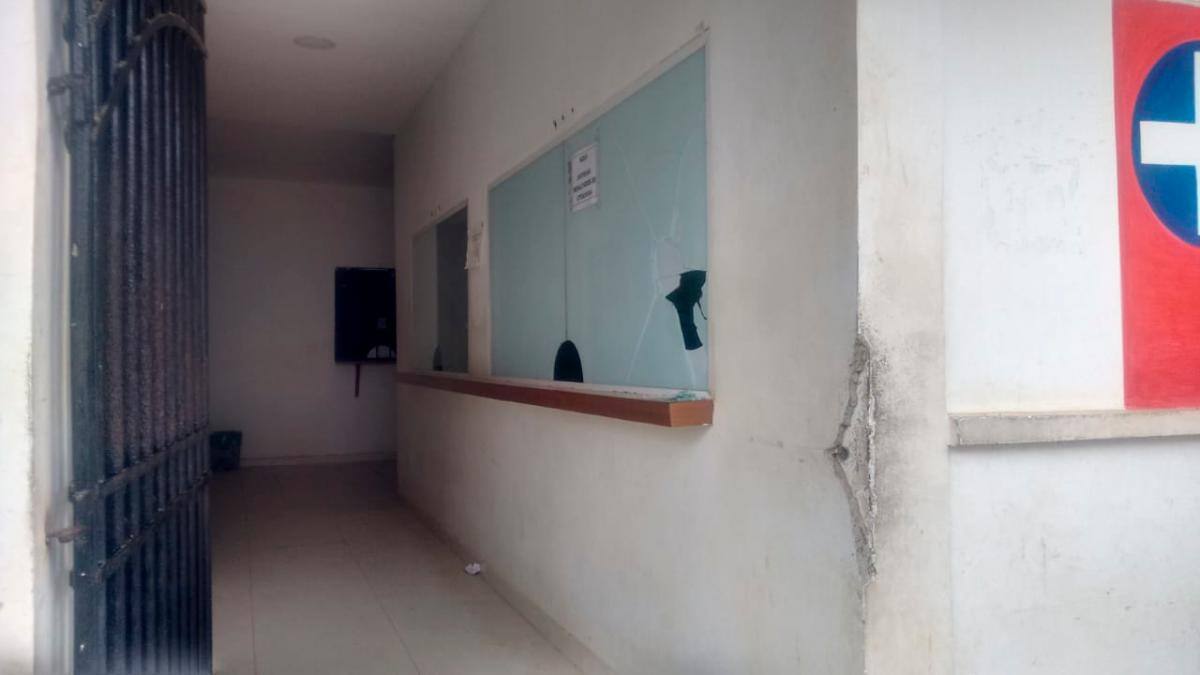 Varios hombres con objetos contundentes arremetieron en contra de la ESE, causando daños.