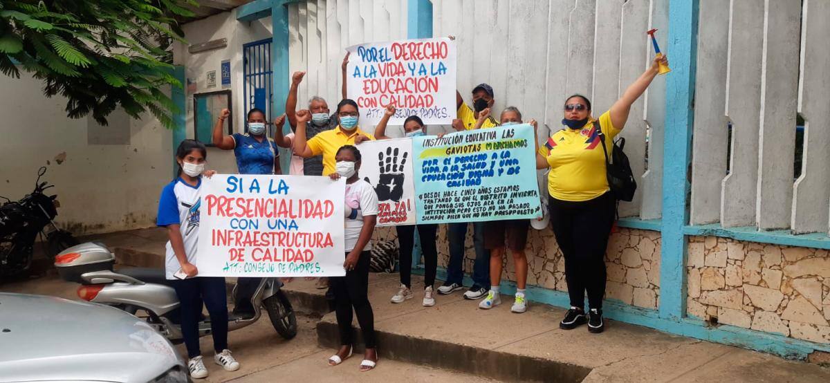 Los padres de familia protestan exigiendo una infraestructura de calidad para el regreso de sus hijos.