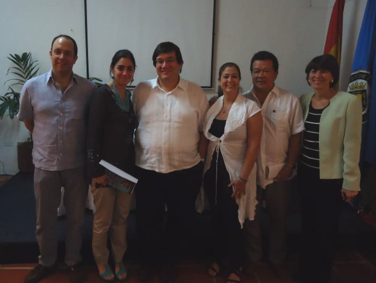 El Rector Seccional de La Tadeo, Juan Carlos Aponte; Ana María Aponte, Representante del 'Hay Festival'; Jaime Abello Banfi, Vicepresidente de 'Hay Festival'; Niurka Rigñack, Coordinadora Cultural de La Tadeo, Óscar Collazos, escritor invitado y Diana Gedeón.