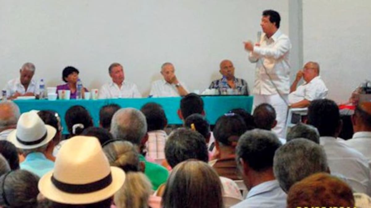 Johnny Romero Julio se reúne con pensionados del ISS.. CORTESÍA