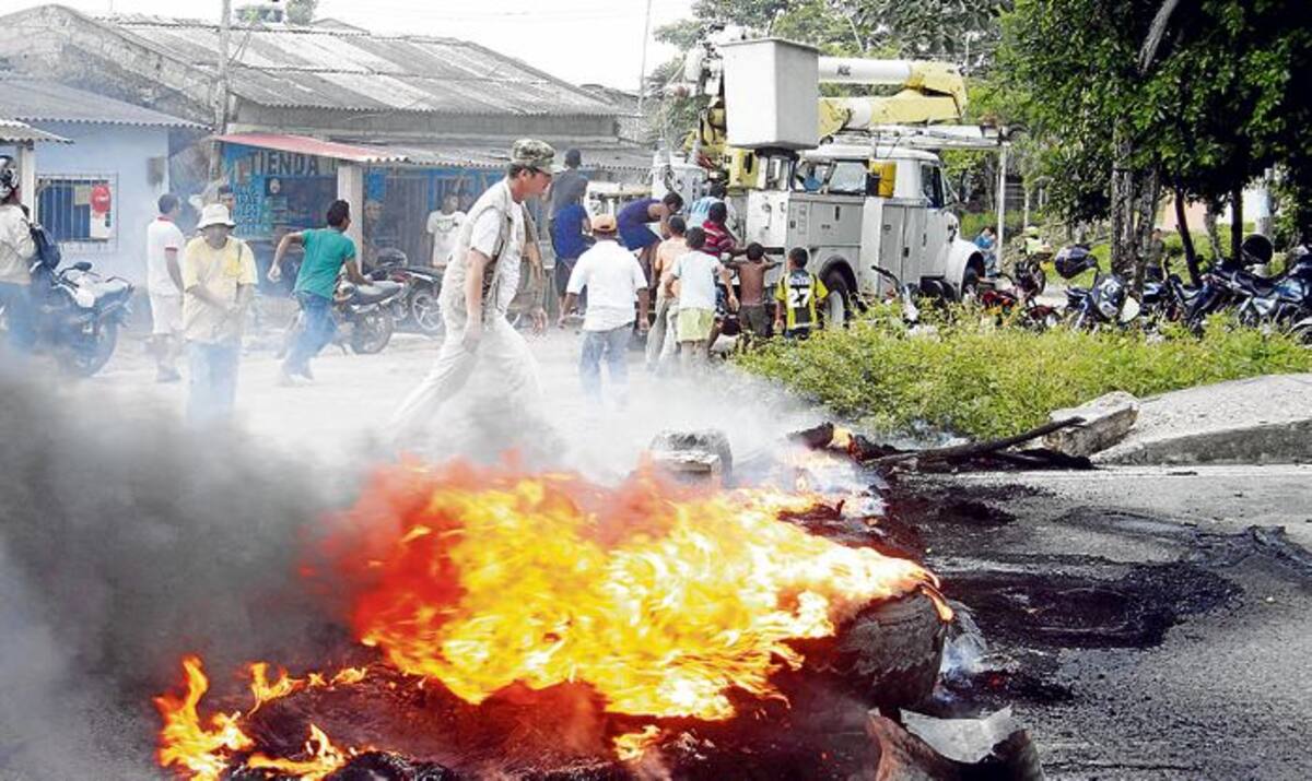 La llegada del nuevo transformador para la solución del problema alegró a los protestantes mostrándose victoriosos.