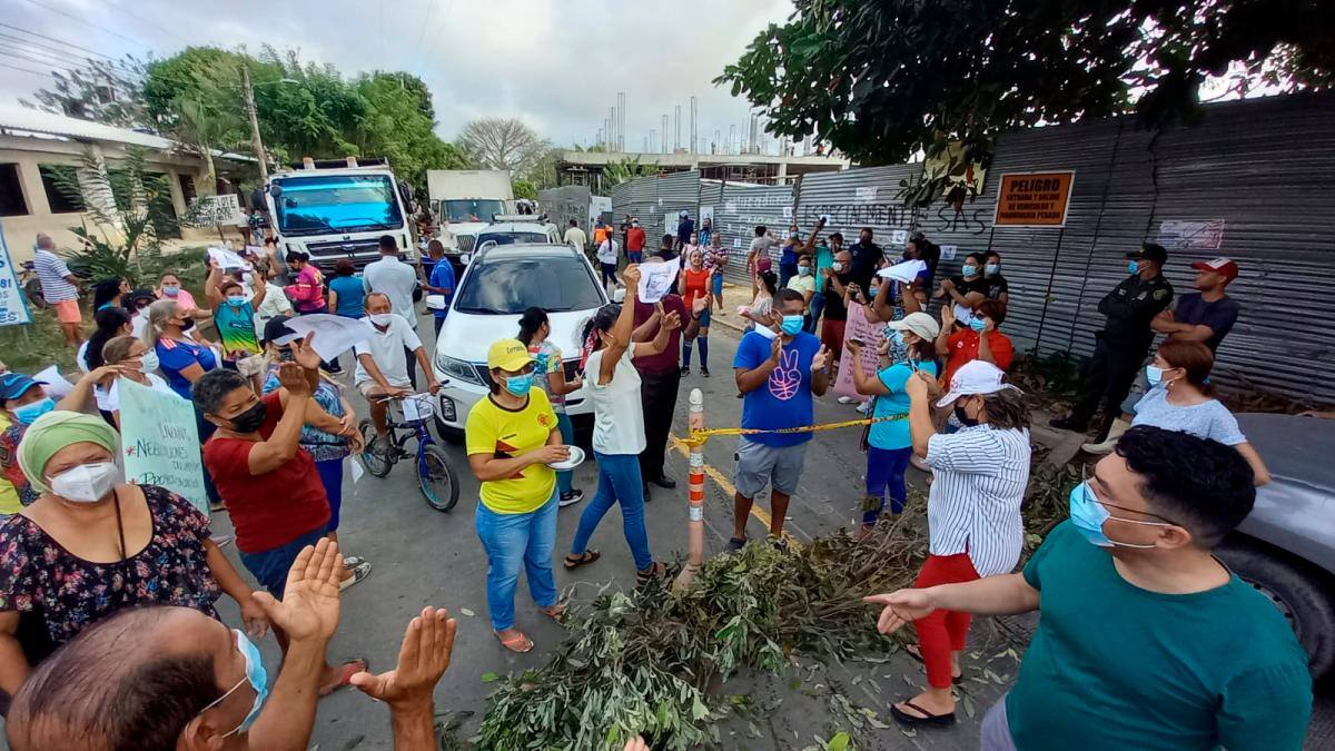 Copropietarios de Prado Verde, en Turbaco, bloquearon en la mañana de este sábado la vía Coloncito, ante la falta del servicio de agua. //Julio Castaño - El Universal