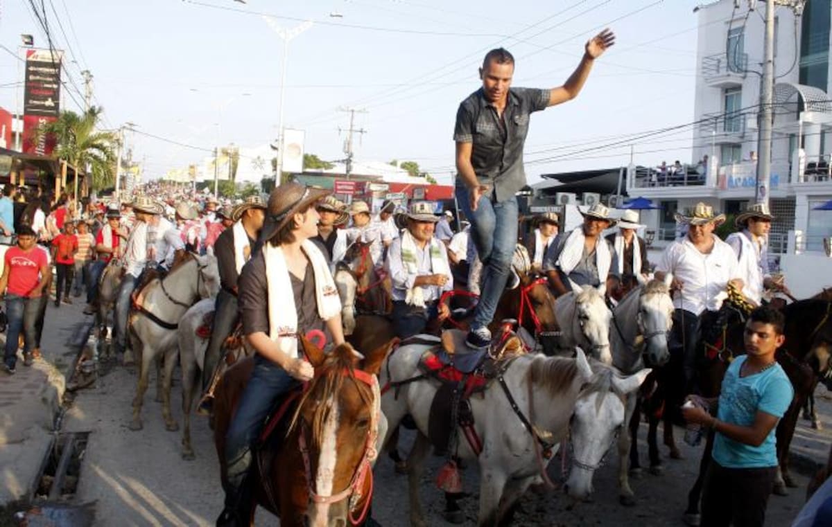 Durante la cabalgata, jinetes como este mostraron sus habilidades haciendo acrobacias. MANUEL SANTIAGO PÉREZ- EL UNIVERSAL