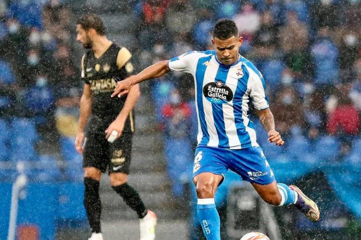 Juergen Elitim muestra su clase en el Deportivo La Coruña de España