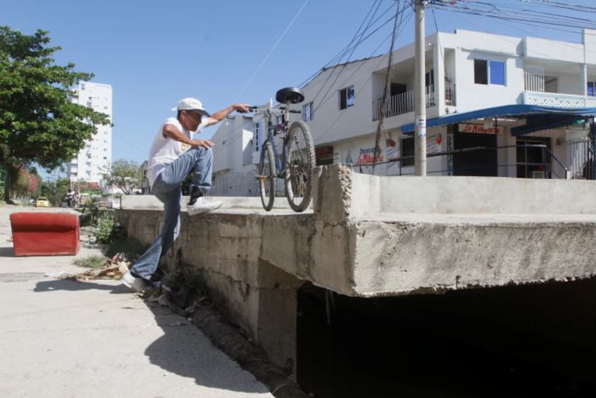 Este hombre tuvo que hacer maromas para lograr cruzar el "puente". // JULIO CASTAÑO-EL UNIVERSAL
