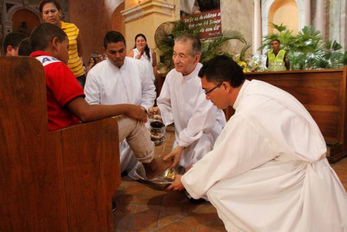 En un acto dramatizado por varios niños, el sacerdote, recordando a Jesús, lavó lo pies de los discípulos. ANTONIO CANCHILA GARCÍA - ELUNIVERSAL.COM.CO