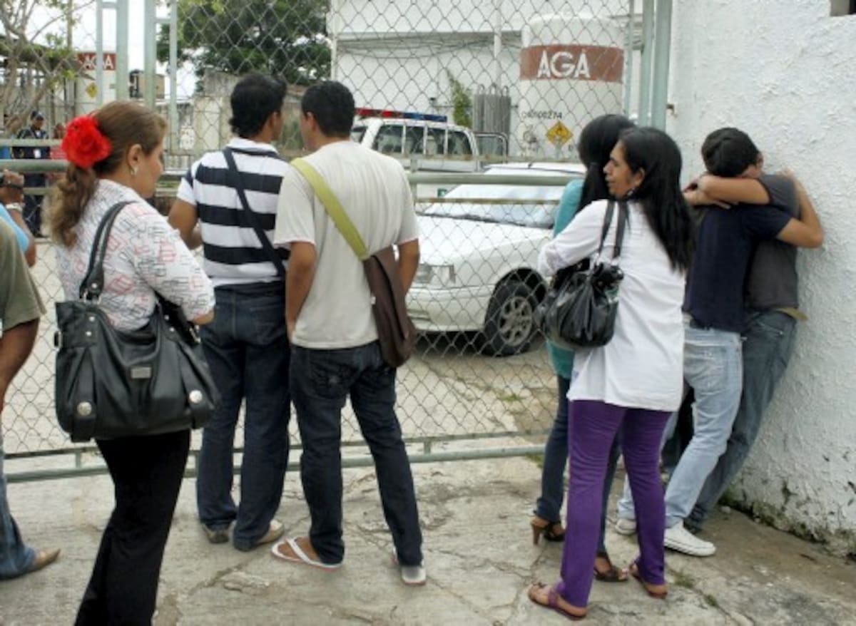 Familiares y amigos del joven asesinado por su padrastro, lloraron desconsolados la muerte del estudiante.
