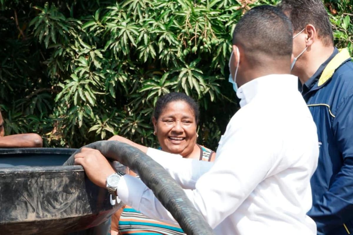 Familias de Santa Catalina recibieron agua en carrotanques