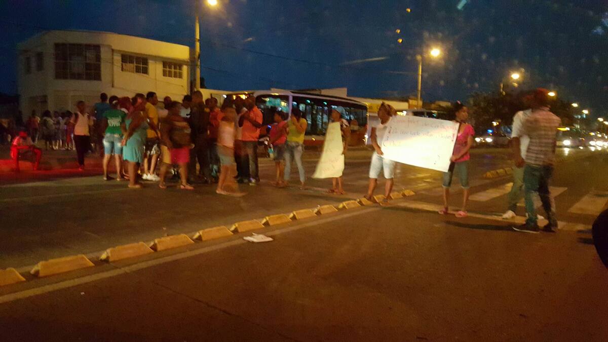 Los protestantes bloquearon los carriles de Transcaribe, a la altura de María Auxiliadora Ciudadano Reportero: Carlos De los Ríos