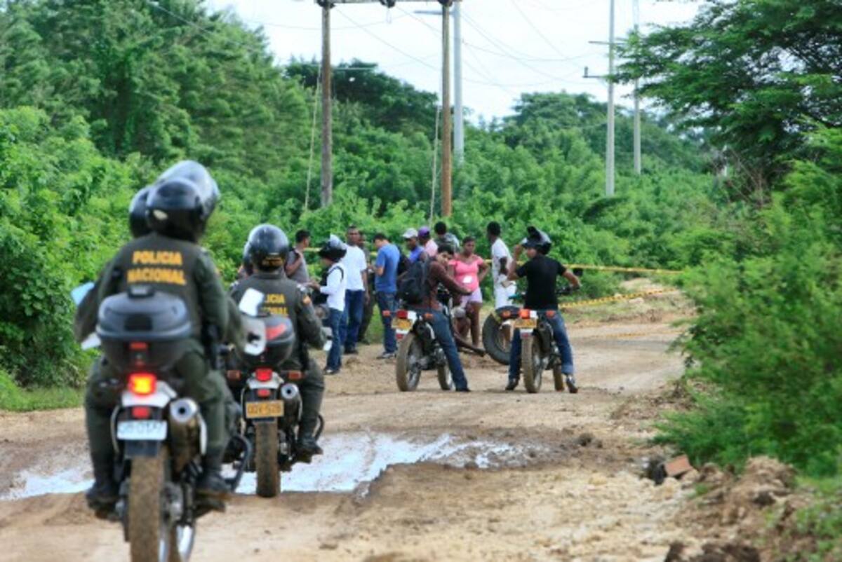 La masacre ocurrió en la vía que de Pasacaballos conduce al corregimiento de Puerto Badel. Los cuerpos fueron hallados a un lado de la vía