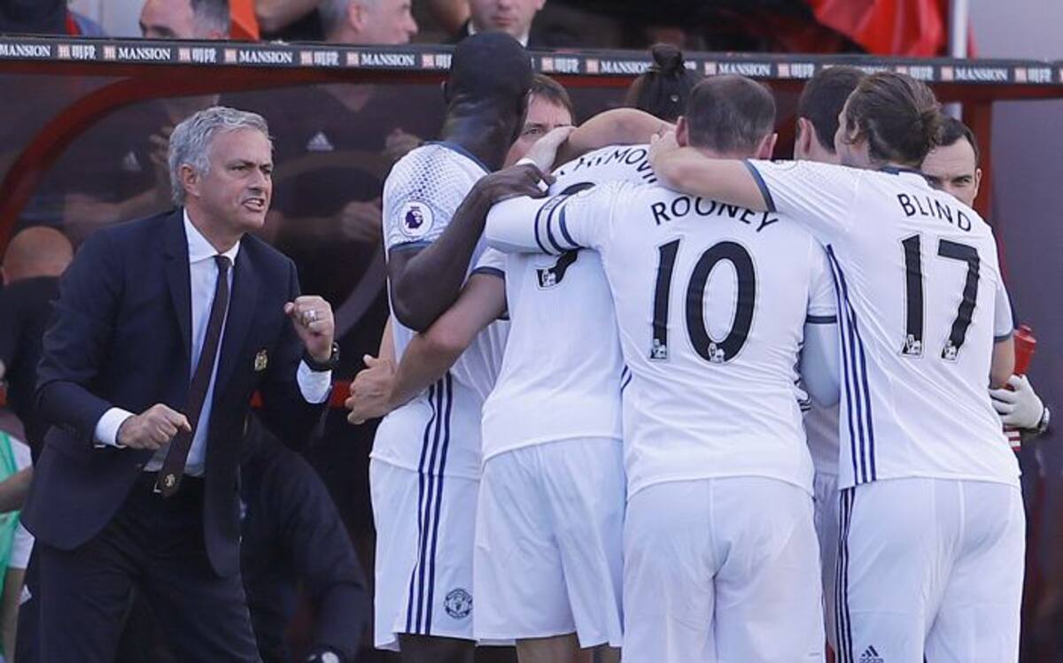 Jugadores del United celebran uno de los goles del partido. AP Frank Augstein