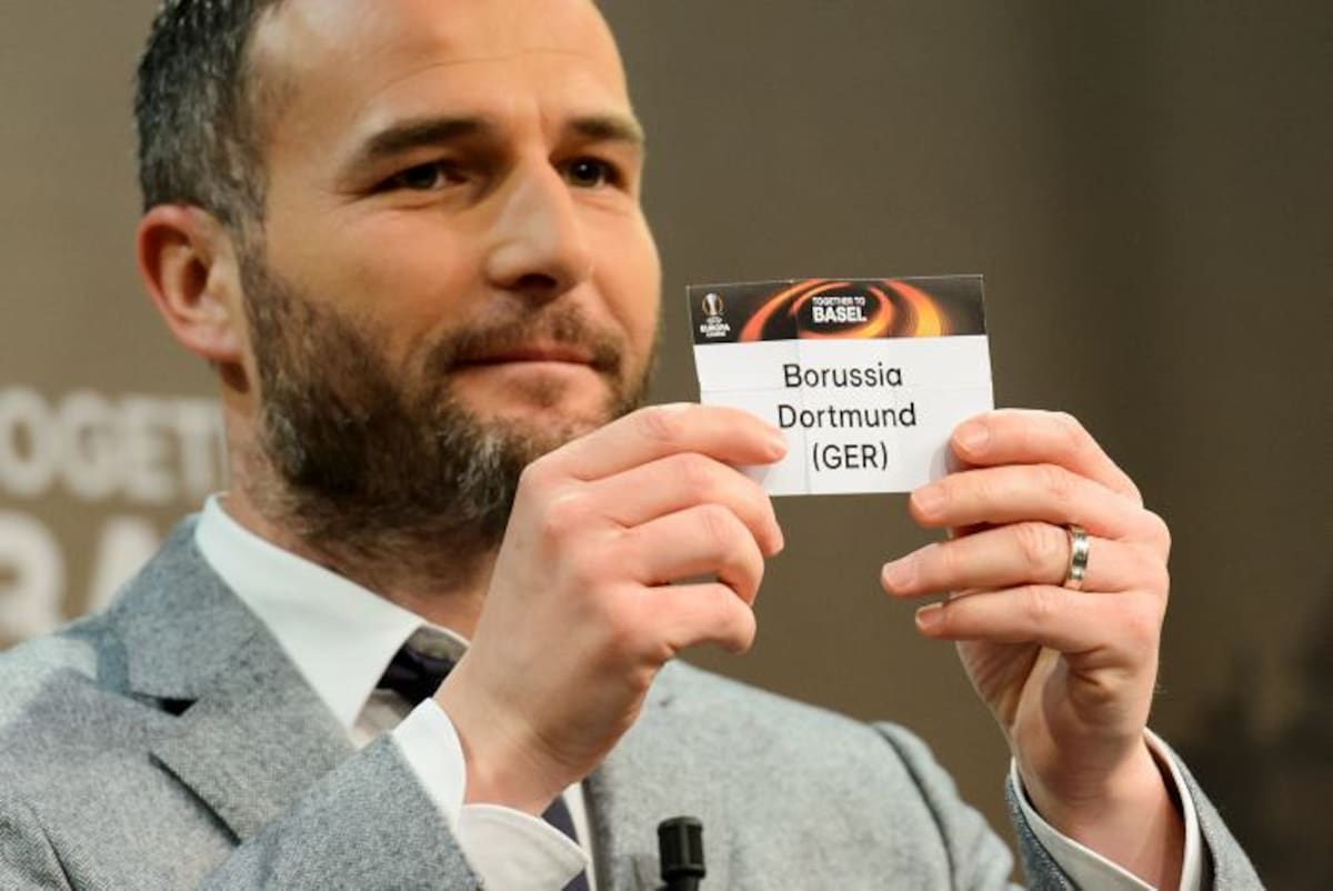 Alexander Frei realiza el sorteo. AP Jean-Christophe Bott