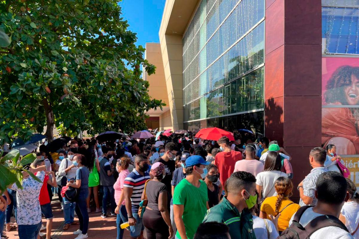 Pfizer Day: largas filas en punto de vacunación del Mall Plaza