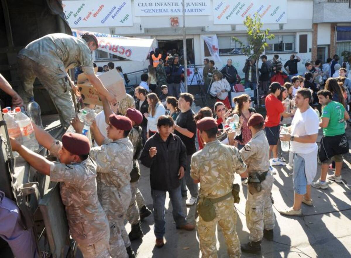 El gobierno argentino desplegó este sábado 500 efectivos del área de sanidad e ingenieros del Ejército, que se sumaron a otros 700 soldados que ya estaban en la zona afectada de La Plata. AFP STR