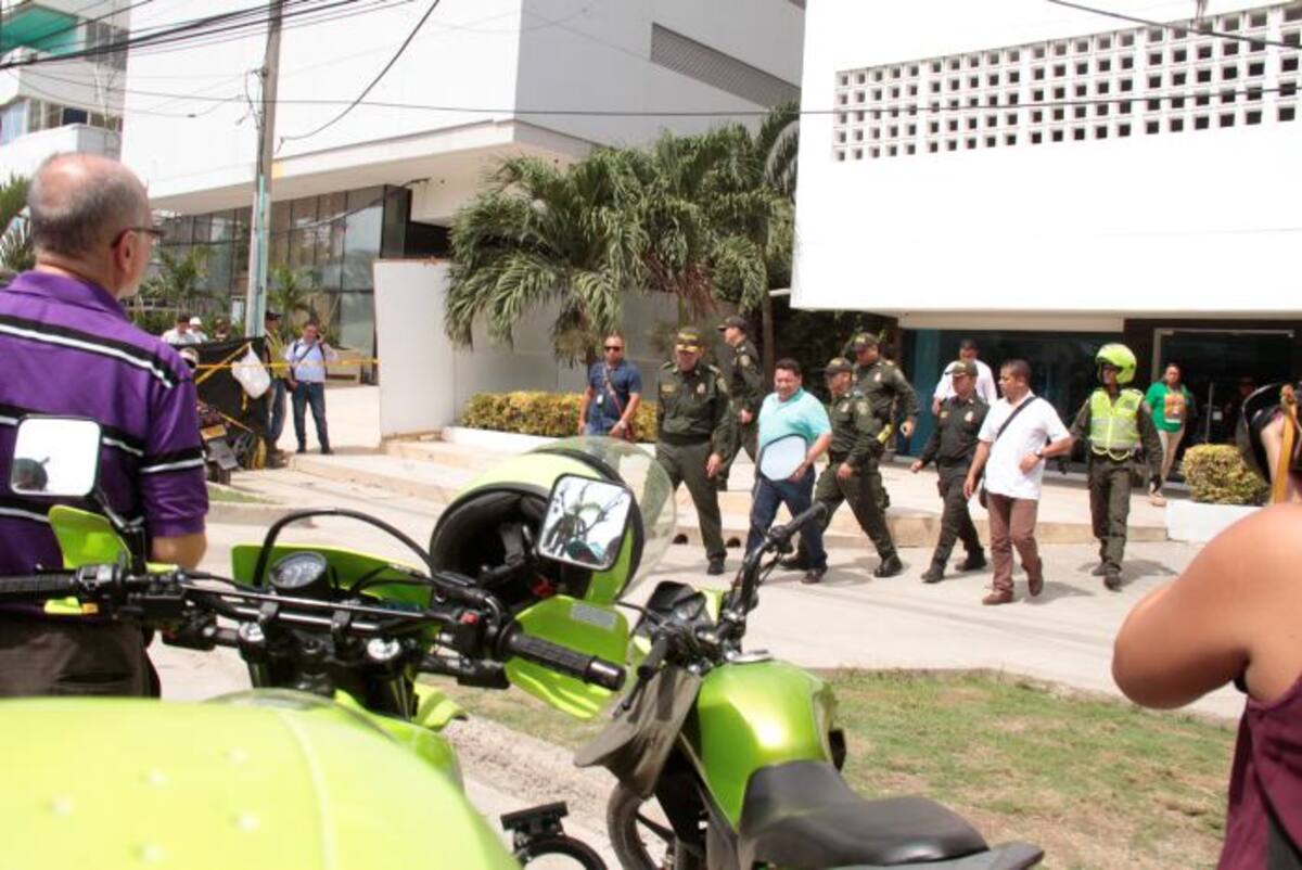 El alcalde Manolo Duque; y el comandante de la Policía Mecar Carlos Rodríguez, tras los hechos de Bocagrande. Caos, trancones y pánico general entre la gente causó la acción delictiva casi de película en Bocagrande Archivo.