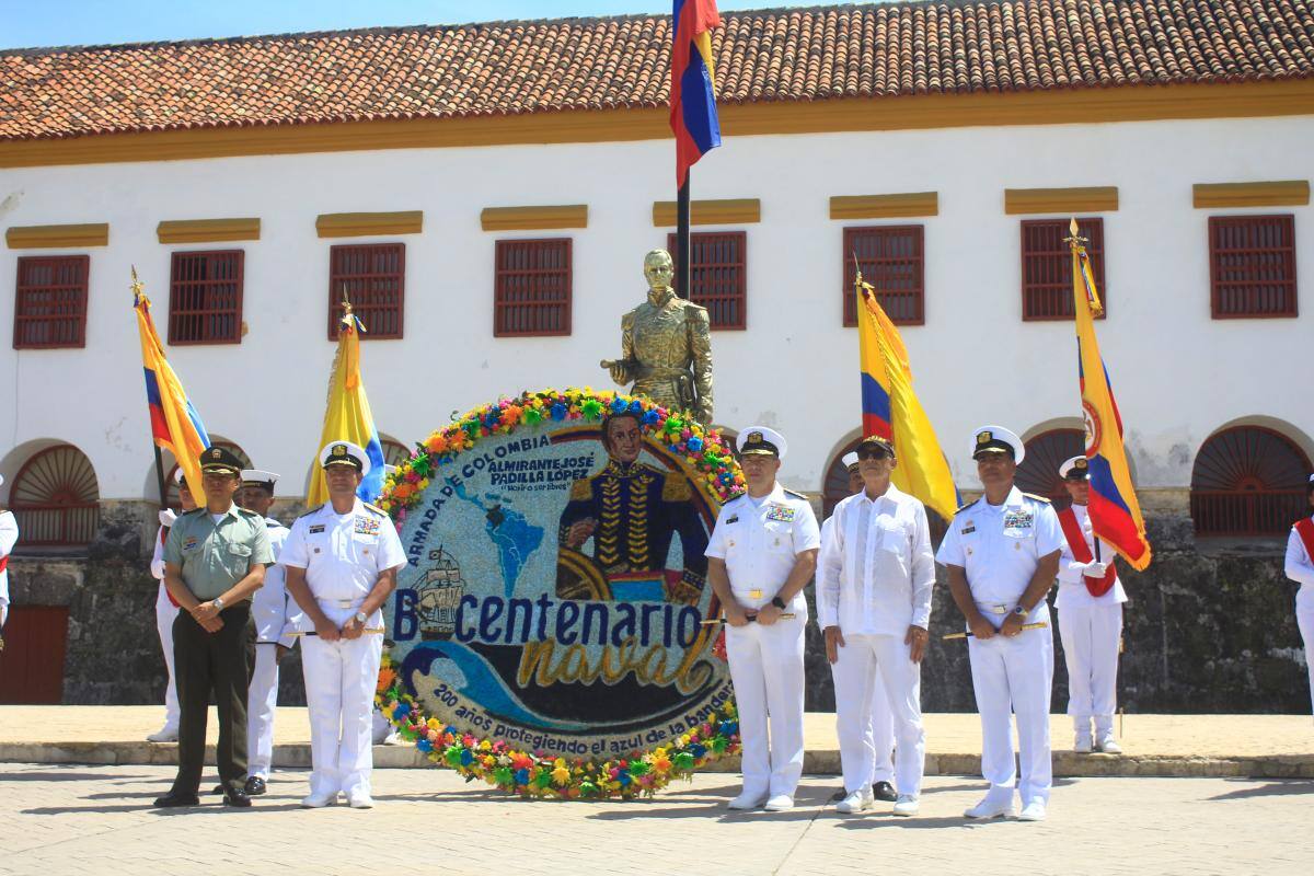 En fotos: Así fue la ofrenda floral al busto del almirante Padilla